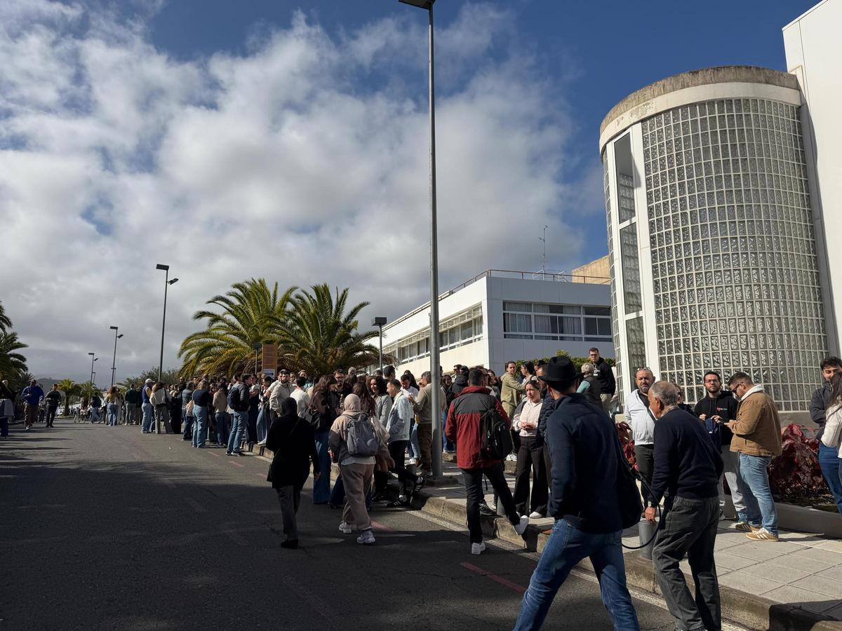 Aspirantes al examen MIR de la provincia de Las Palmas a la espera de la apertura de puertas.