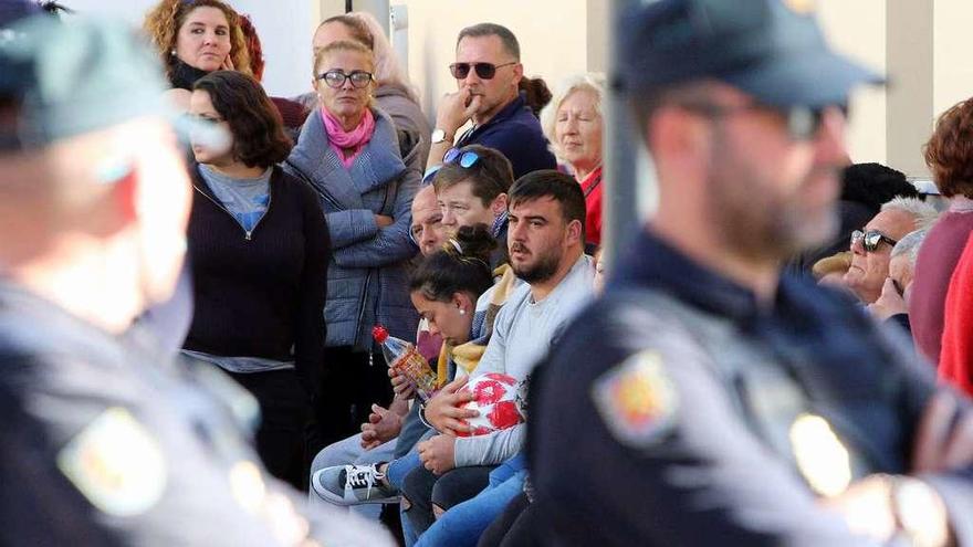 El padre de Julen, José Roselló, con un balón del pequeño, la madre del niño y otros familiares ayer, en el tanatorio.