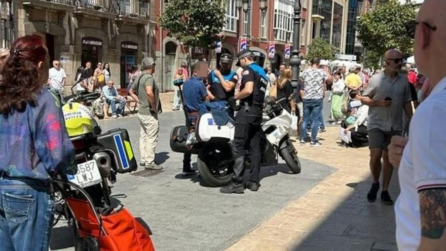 Un ciudadano entrega a la Policía Local a un presunto caco pillado en plena calle