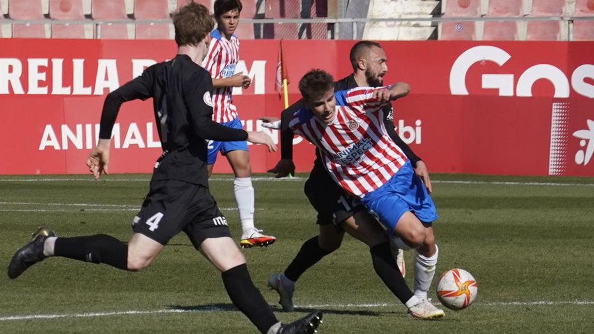 Artero rep l’entrada de Ferrón en el derbi a Montilivi. | MARC MARTÍ