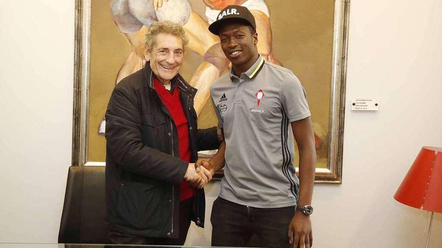 Carlos Mouriño y Pape Cheikh, tras firmar la renovación de su contrato. // FDV