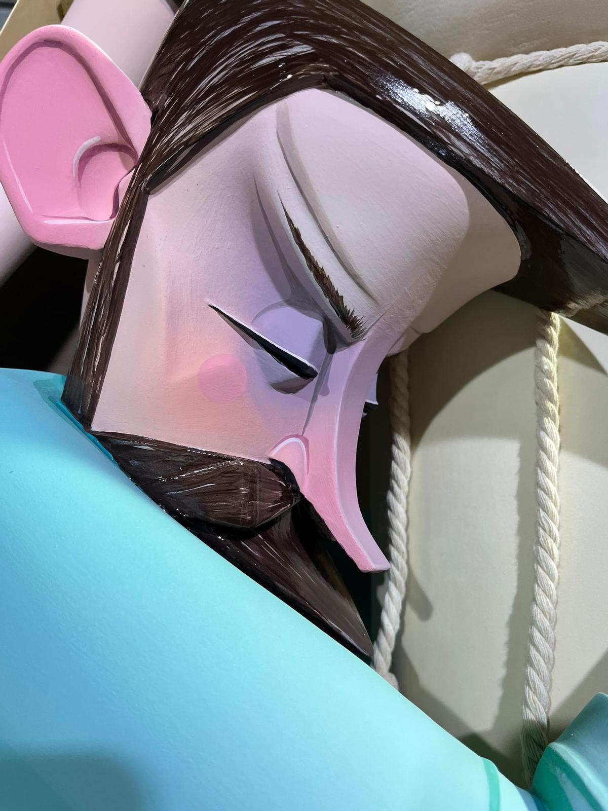 Detalle del Ninot de Cronista . UN hombre abrazando al Padre Jofré.