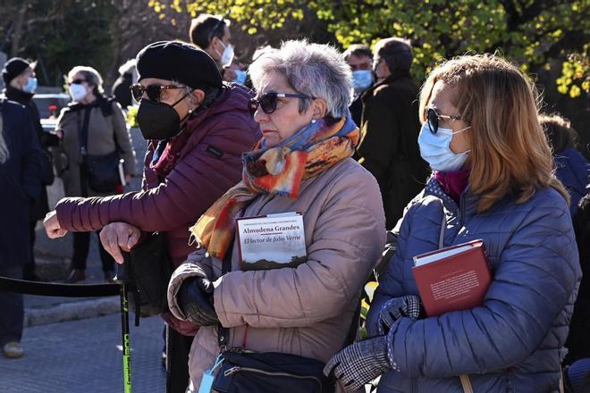 Familiares, amigos y lectores dan el último adiós a Almudena Grandes