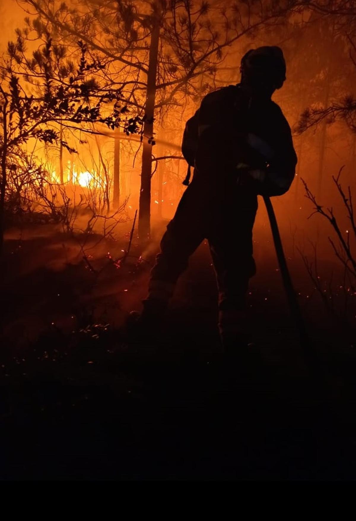 Un bombero del infoar, en el incendio de Las Peñas de Riglos