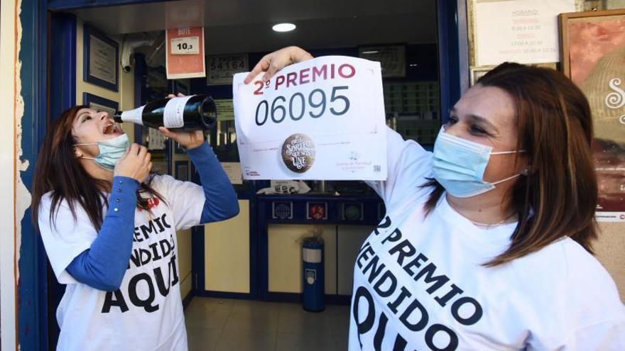 Mª Ángeles y Conchi, trabajadoras de la administración de Plaza Camahos, celebran haber repartido la suerte.