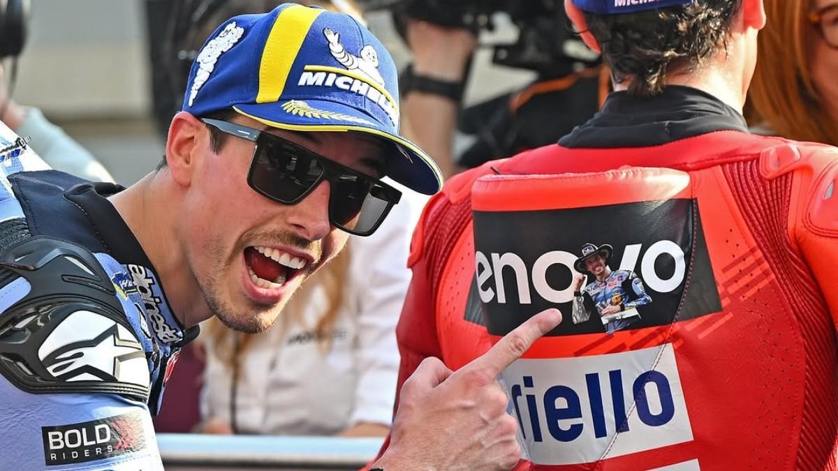 Àlex engancha una pegatina a su hermano Marc