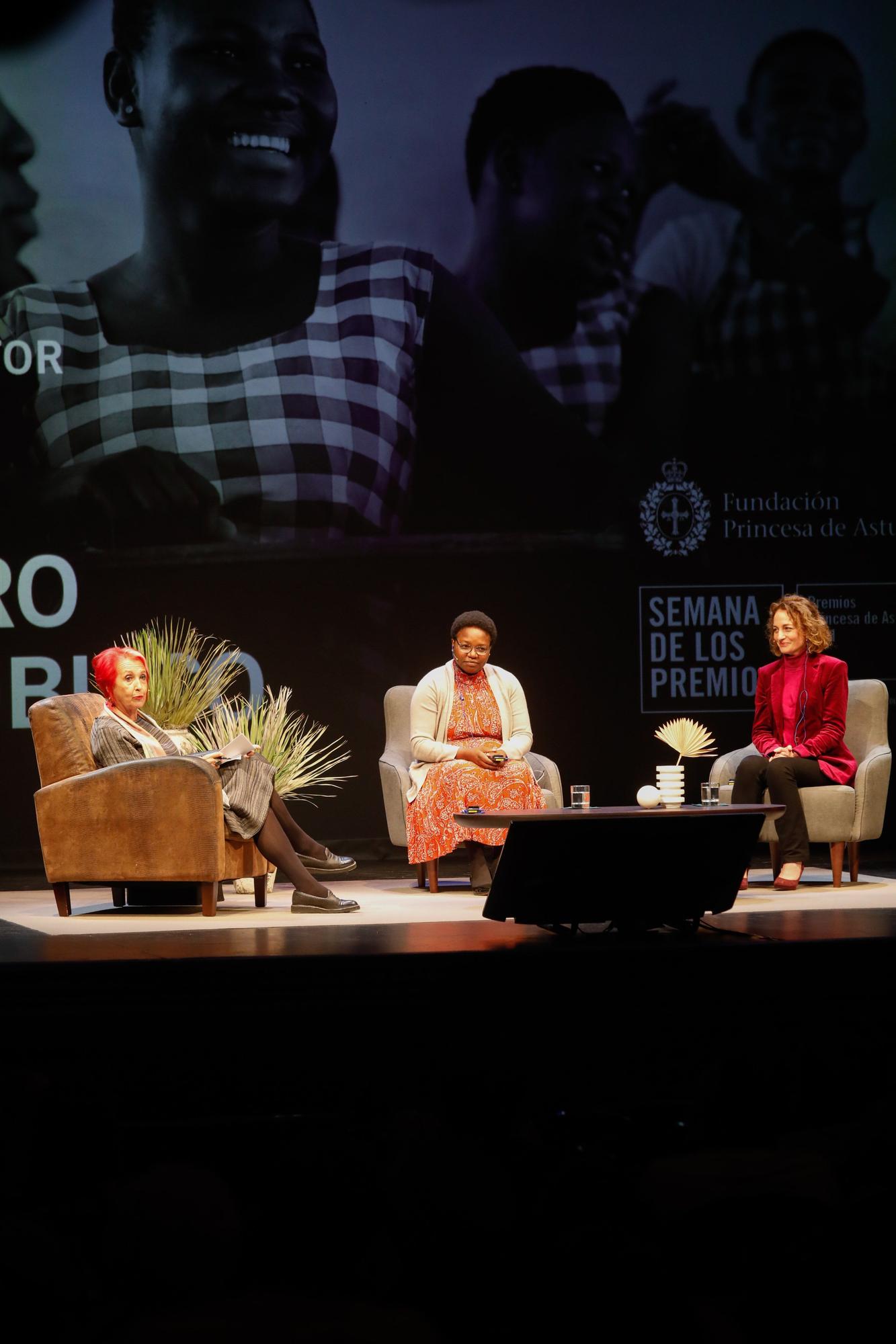 Lucas Lake y Fiona Mavhinga, de CAMFED, en el Palacio Valdés de Avilés: "Sólo puedes soñar cuando puedes estudiar"