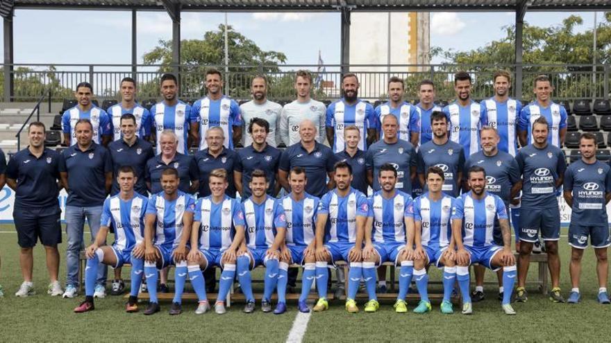 Jugadores, técnicos y dirigentes del Atlético Baleares posaron ayer en Son Malferit para la foto oficial de la temporada 2016-17.