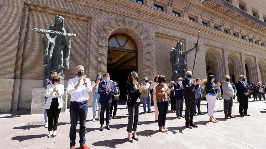 Minuto de silencio por Katia en el Ayuntamiento de Zaragoza.