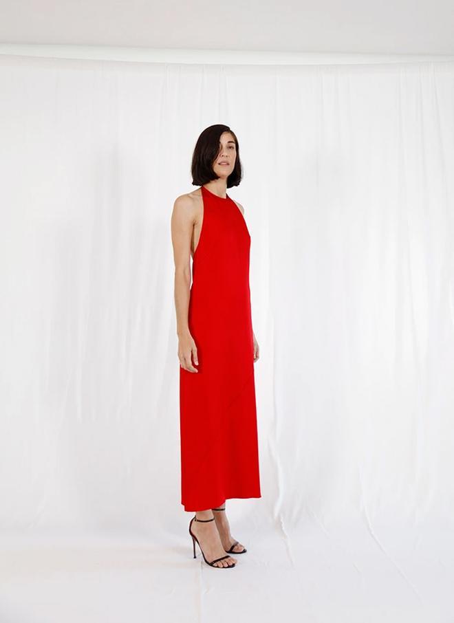 Vestido rojo, con cuello halter y espalda abierta, de On Atlas