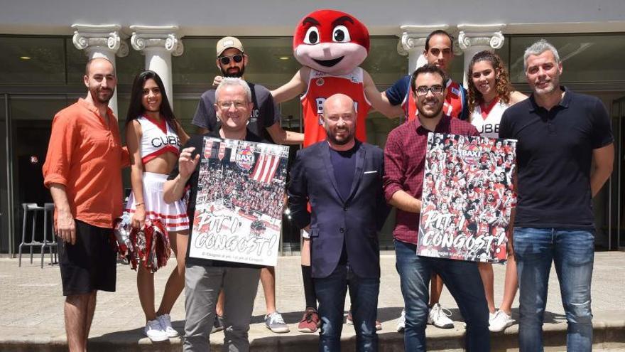 El president, Josep Sàez, al centre de la presentació amb directius, el director esportiu, Román Montañez,  aficionats i animadores del Baxi Manresa