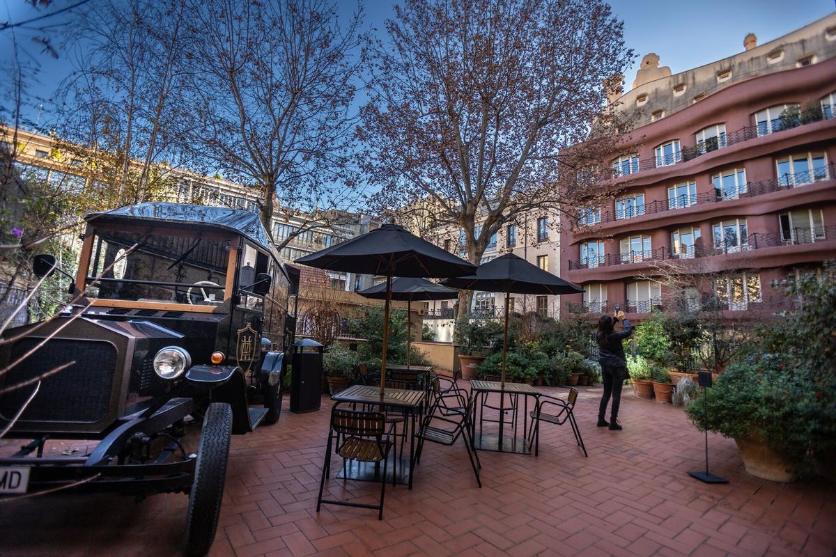 Barcelona 04/01/2023 Barcelona Barceloneando&amp;gt; 10 rincones secretos escondidos en tiendas de Barcelona. -Jardin de Massimo Dutti, con vistas a la Pedrera. AUTOR&amp;gt; JORDI OTIX