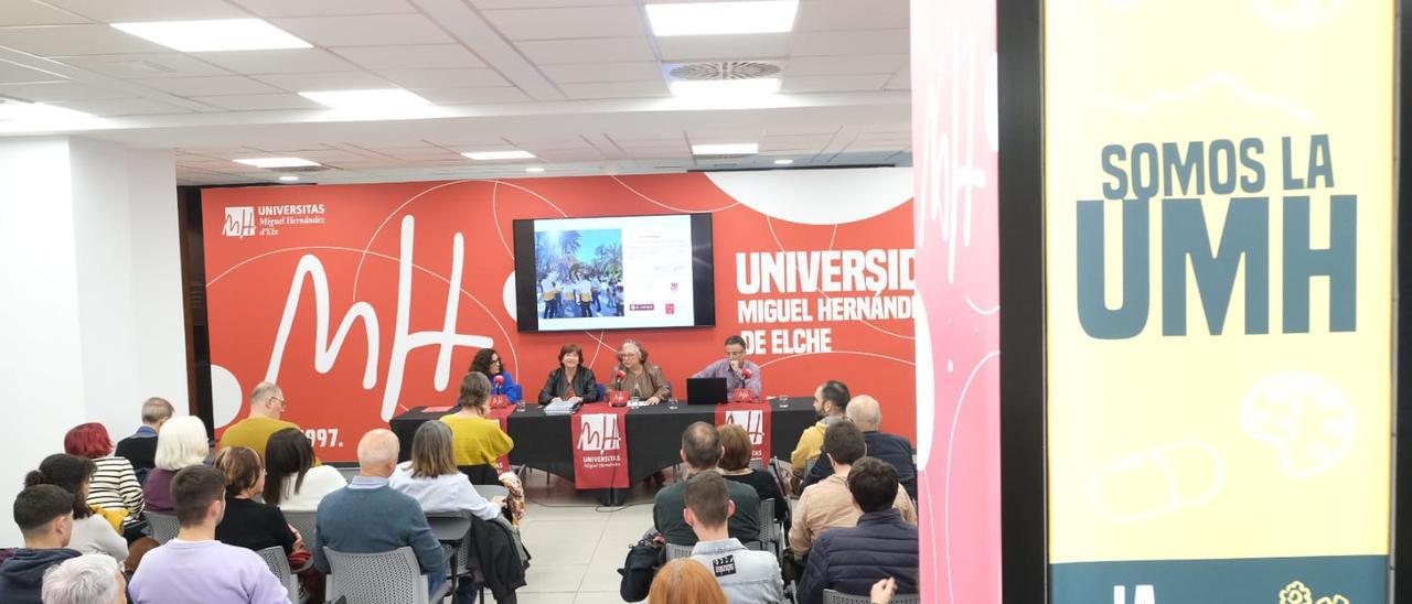 El acto tuvo lugar este martes en el Aula de la UMH en la Plaça de Baix, en Elche