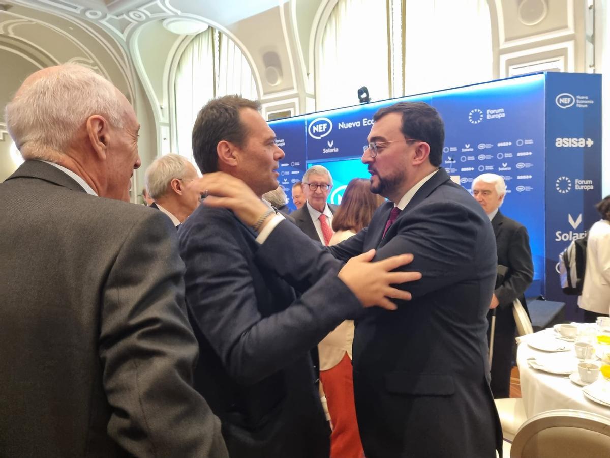 Vïctor Madera saluda a Adrián Barbón, con Manuel Villa-Cellino detrás