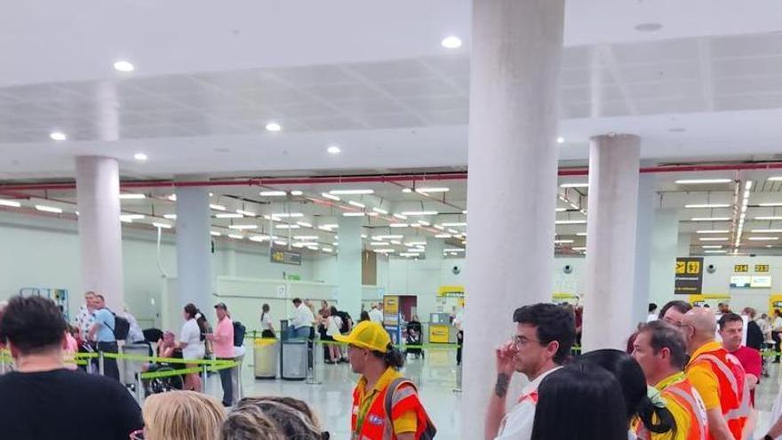 Huelga en el servicio de asistencia a personas con movilidad reducida del aeropuerto de Palma: Personal de oficina y mandos intermedios "empujan las sillas de ruedas"