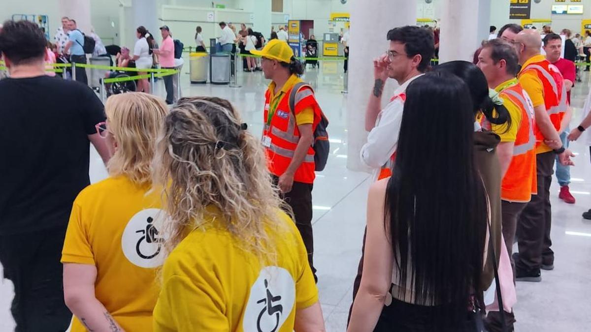 Empleados en huelga, este martes, parados en el aeropuerto de Palma.