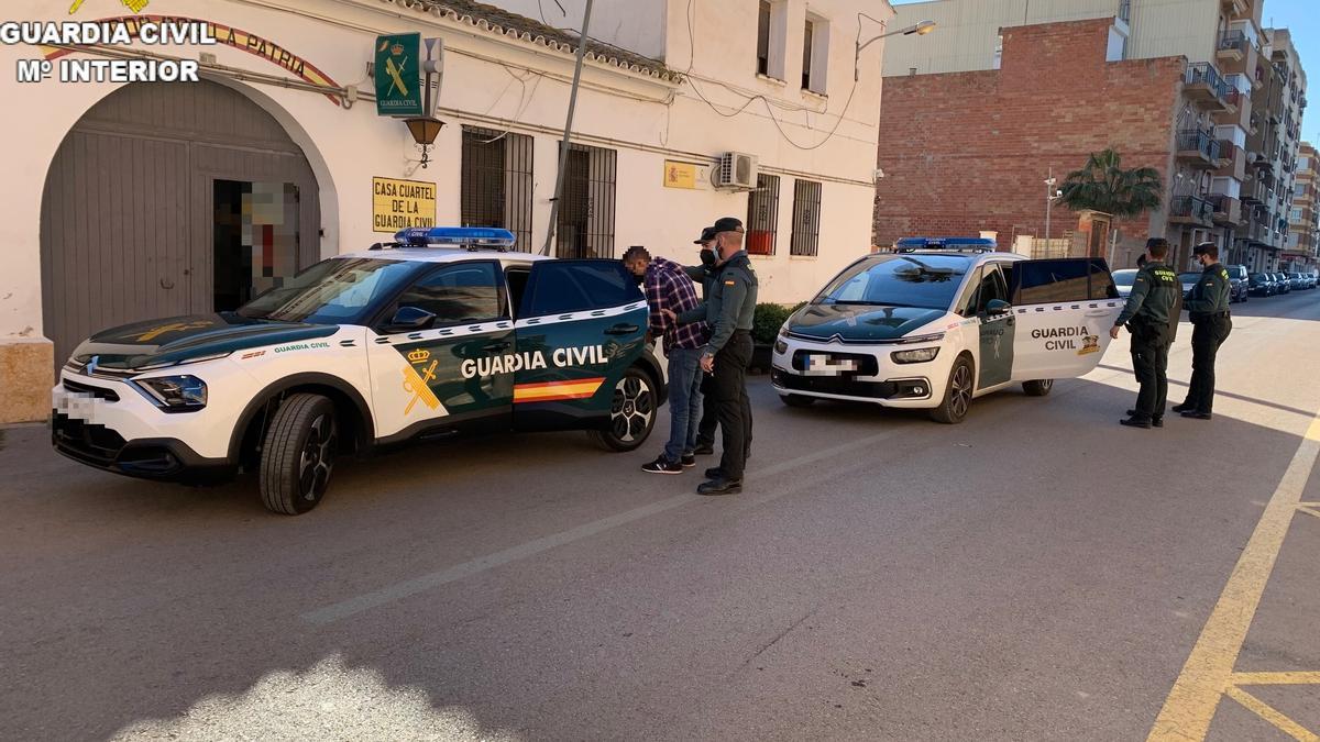 La Guardia Civil detiene a dos personas por el robo de gasoil en Torrent.