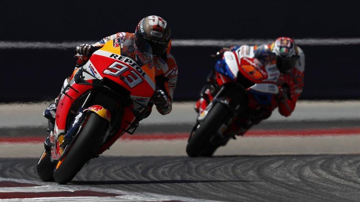 Márquez entrando a la recta de meta con Miller a rueda