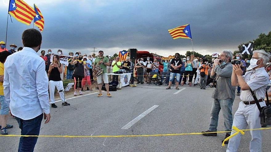 Músics per la Llibertat saluda Jordi Sànchez (esquerra) a l&#039;arribada