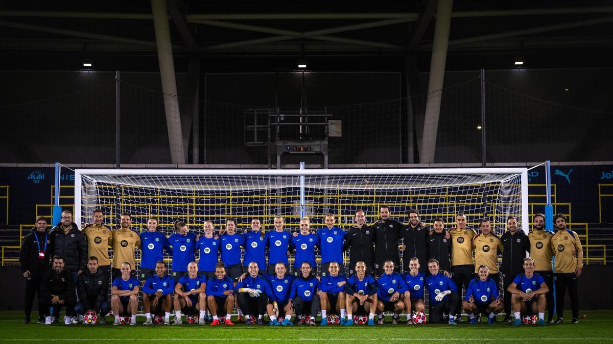 La plantilla del Barça posa en Manchester antes de su estreno en la Champions 2024-2025 / FCB