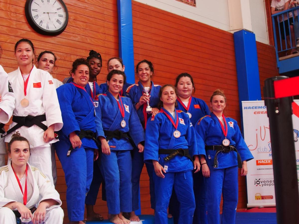 Equipo femenino, bronce.