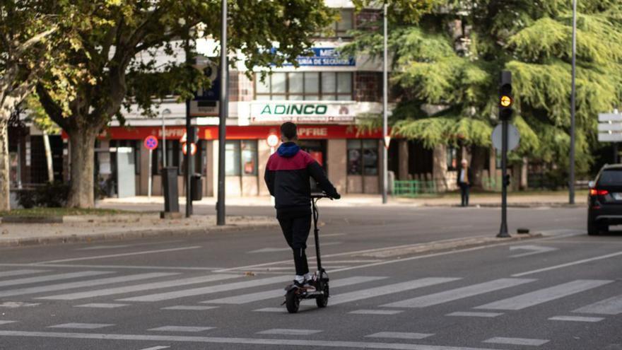 Un usuario circulando sin casco con un patinete eléctrico por la ciudad. | Emilio Fraile
