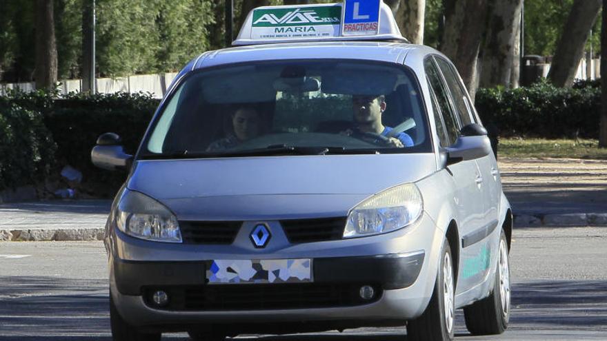 Un joven se examina del examen de conducir.