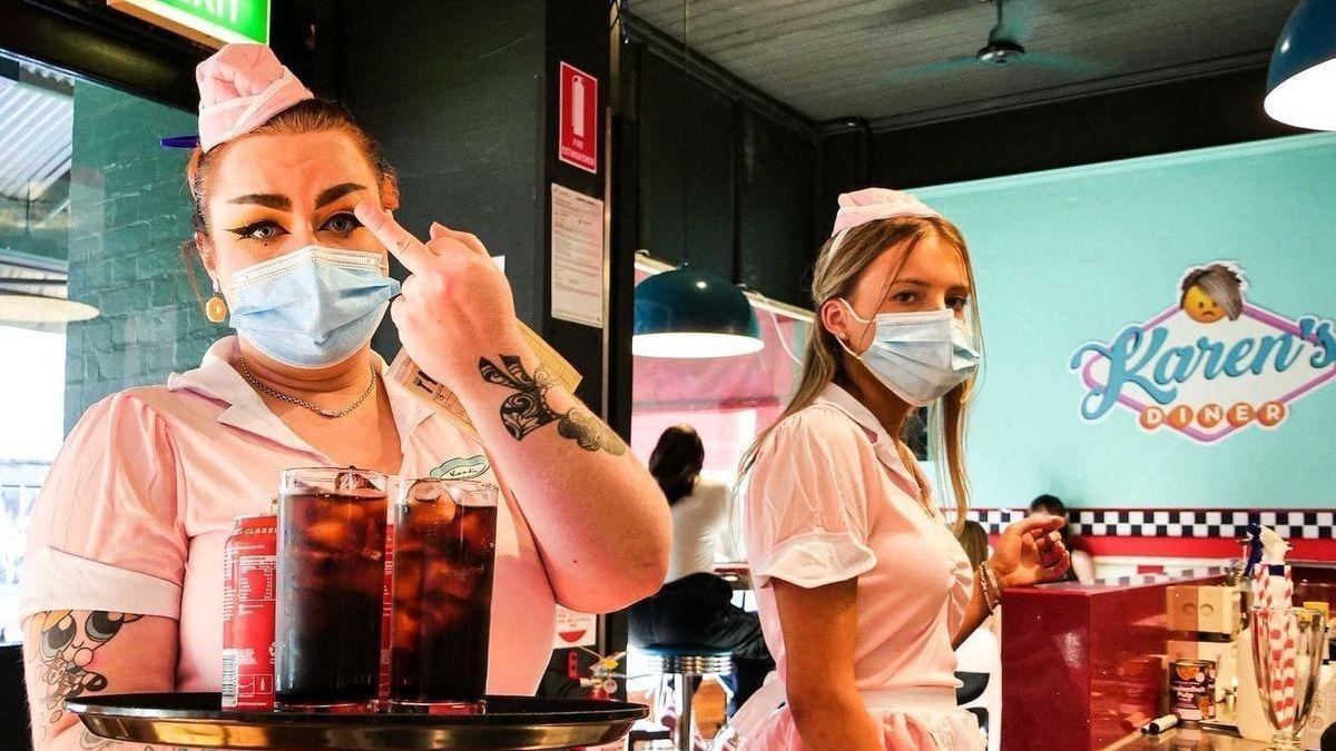 Si vas a Australia, este restaurante triunfa porque sus camareros son bordes