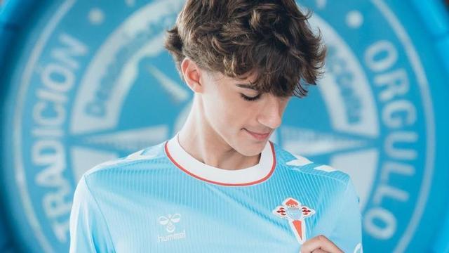 Sueiro, en el anuncio de su renovación con el Celta. | FIRMA DE FOTO