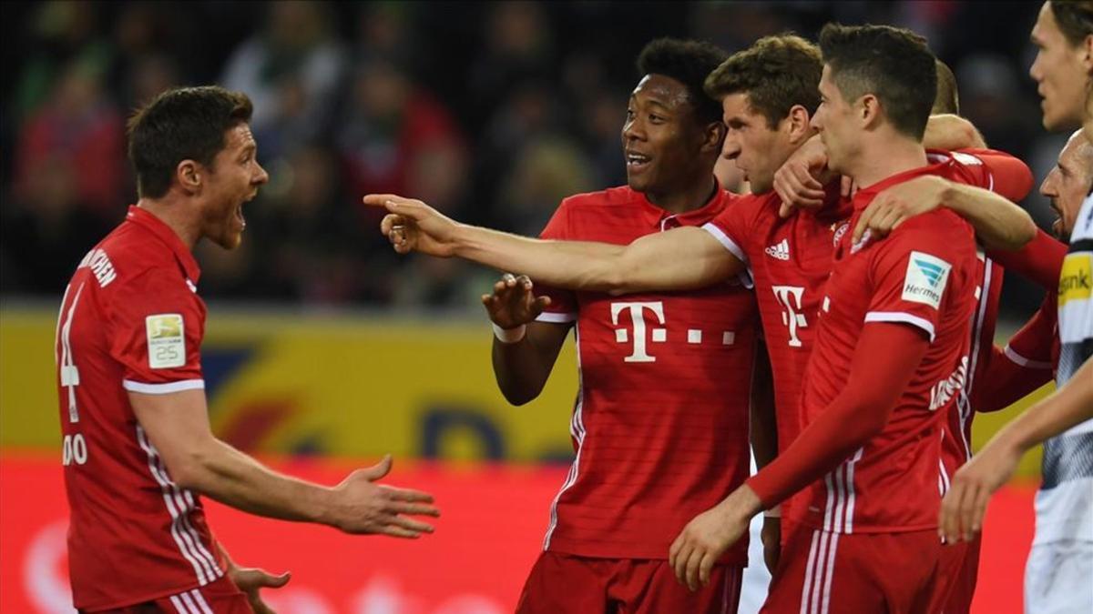Thomas Müller celebra con Xabi Alonso el gol que certificó la victoria del Bayern