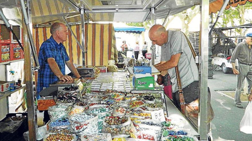 Una parada del mercat setmanal dels dissabtes al Vall