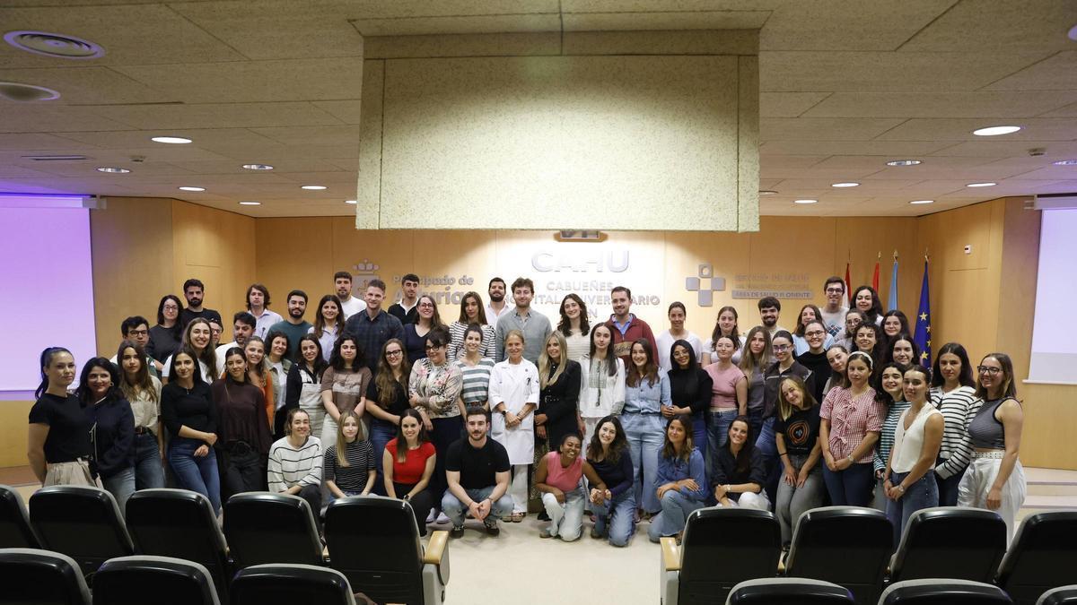 Los nuevos residentes, esta mañana, en el Hospital de Cabueñes, con María Luisa Sánchez en el centro.