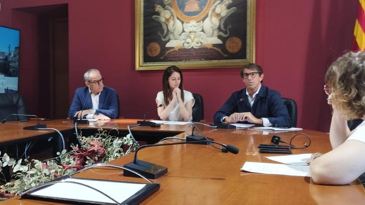 Francisco Soler, Inma Mora y Juan de Dios Navarro, tras la junta de gobierno de Elche