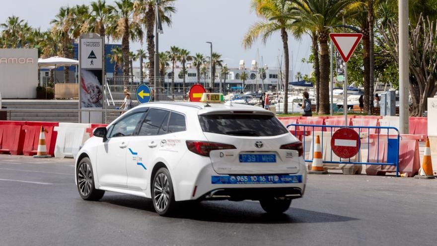 Obras en la franja litoral de Alicante: los pasajeros se bajan del taxi en marcha en mitad de los atascos