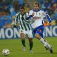 Jordi Ferrón pugna con Denilson por un balón en un Real Zaragoza-Real Betis de Copa del Rey del año 2004.