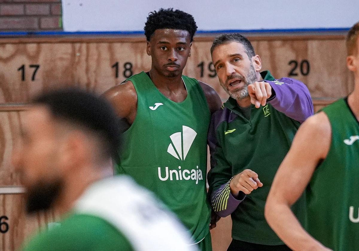 Ibon Navarro da indicaciones a Chase Audige en su primer entrenaminto con el Unicaja.