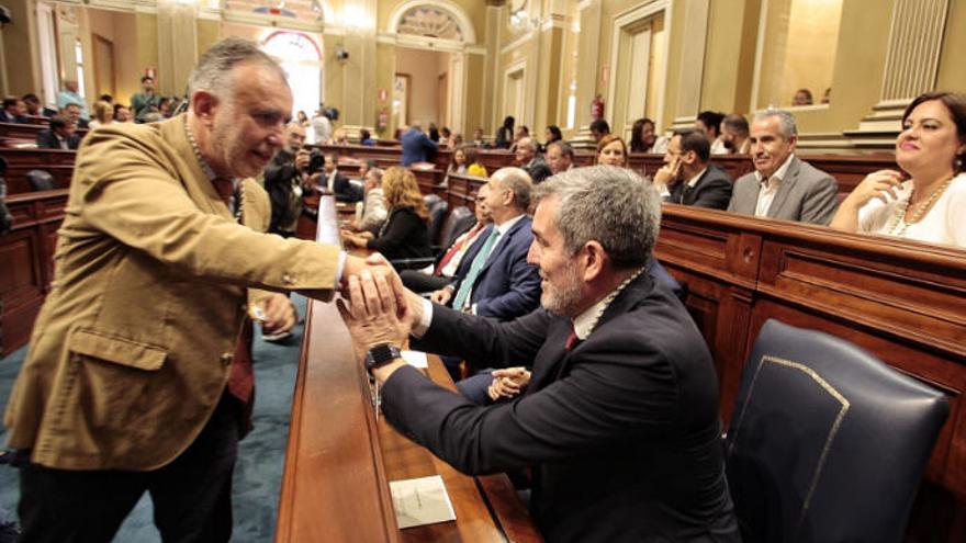 Ángel Víctor Torres saluda a Fernando Clavijo, ayer, poco antes de comenzar el acto de apertura oficial de la X Legislatura.