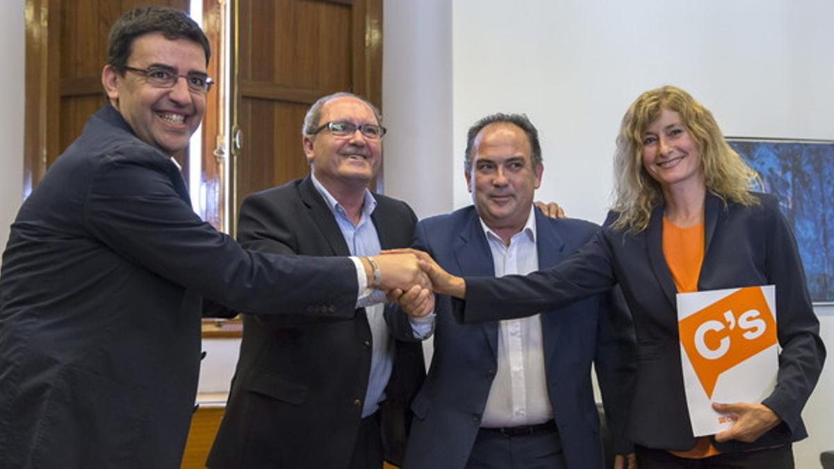 Los representantes del PSOE-A y C's tras firmar el acuerdo para que Díaz sea investida presidenta.