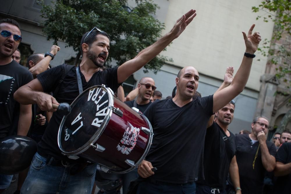 Un miler de mossos protesten davant la conselleria d'Interior