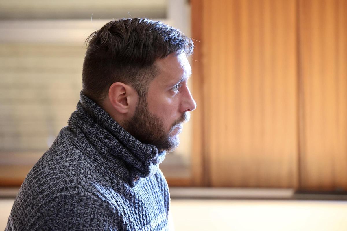 Primer plano de Patricio M., el violador de la mota del río, durante la primera sesión del juicio.