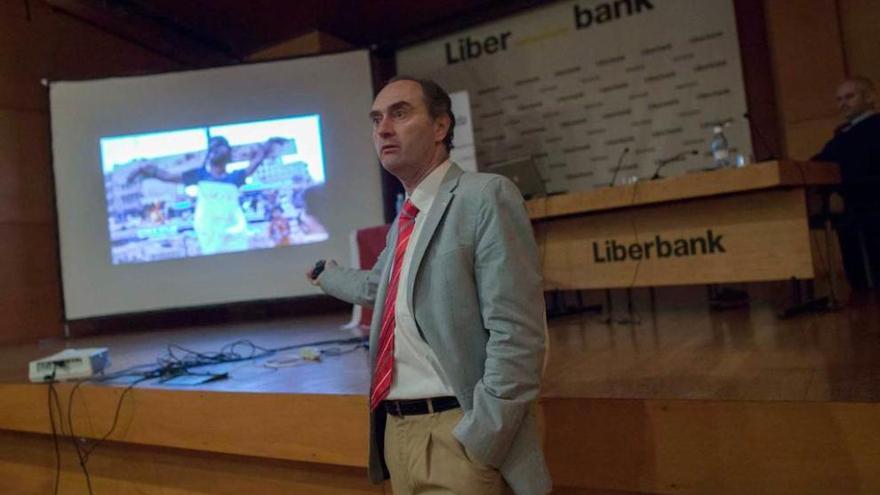 Santiago Martínez, durante su conferencia, con Kiko González en la mesa.