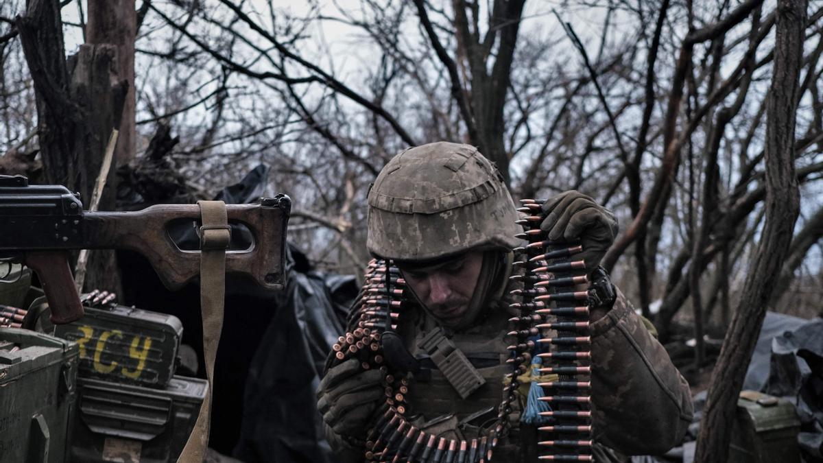 Un soldado del Ejército de Voluntarios de Ucrania prepara municiones para disparar contra posiciones rusas de primera línea cerca de Bakhmut, región de Donetsk.