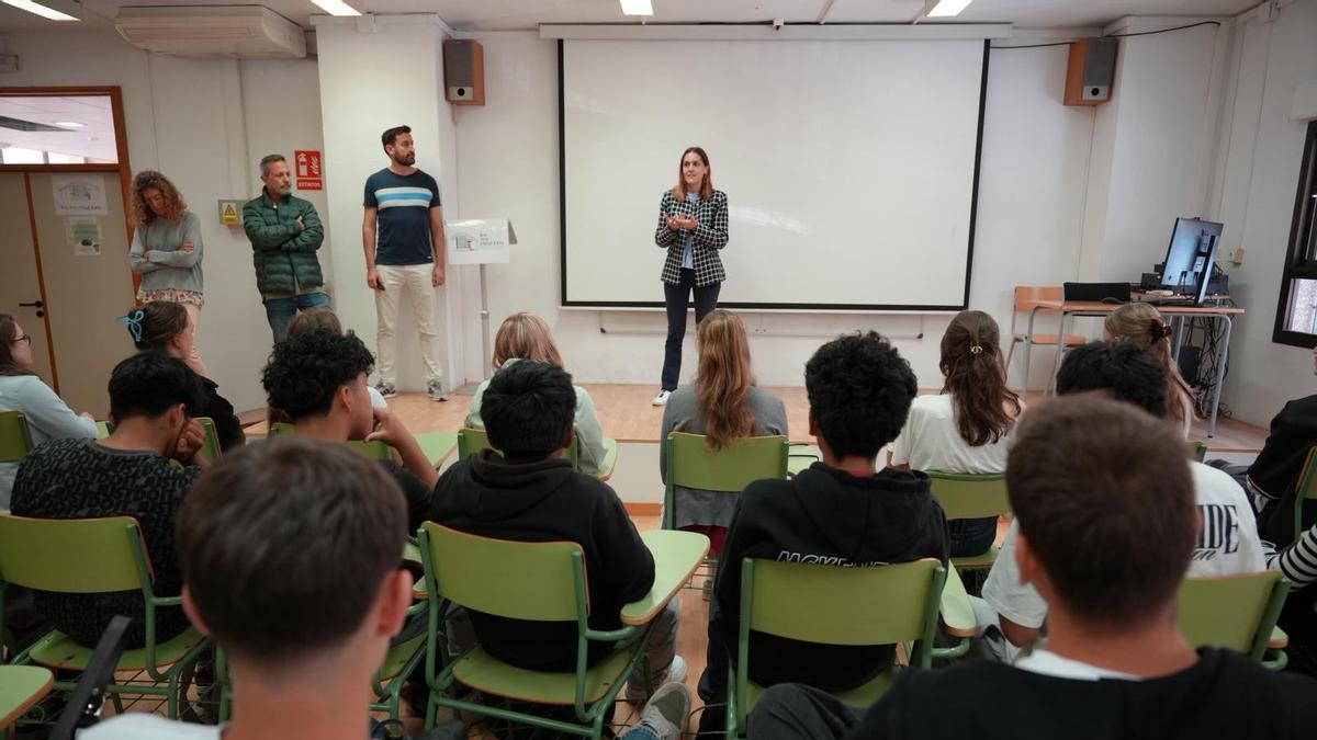 Lourdes Roca se dirige a alumnos del IES Ses Estacions este lunes.