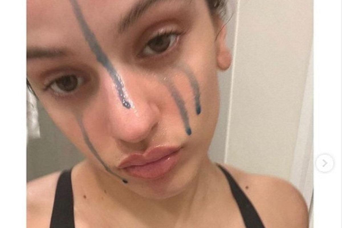 La cantante Rosalía muestra en Instagram su rostro con gotas del sérum facila de Freshly Cosmetics.
