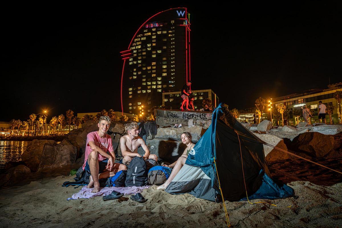 Refugio nocturno: Barcelona se refresca y descansa en sus playas durante las noches calurosas