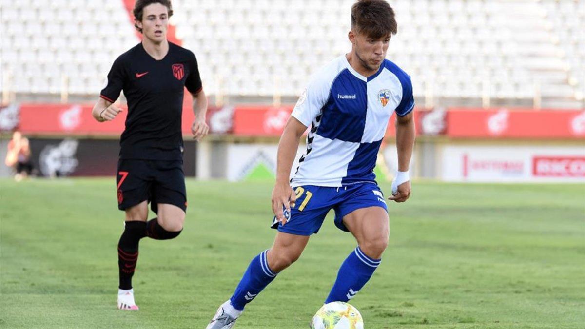 Aarón Rey durante un partido del play-off de ascenso