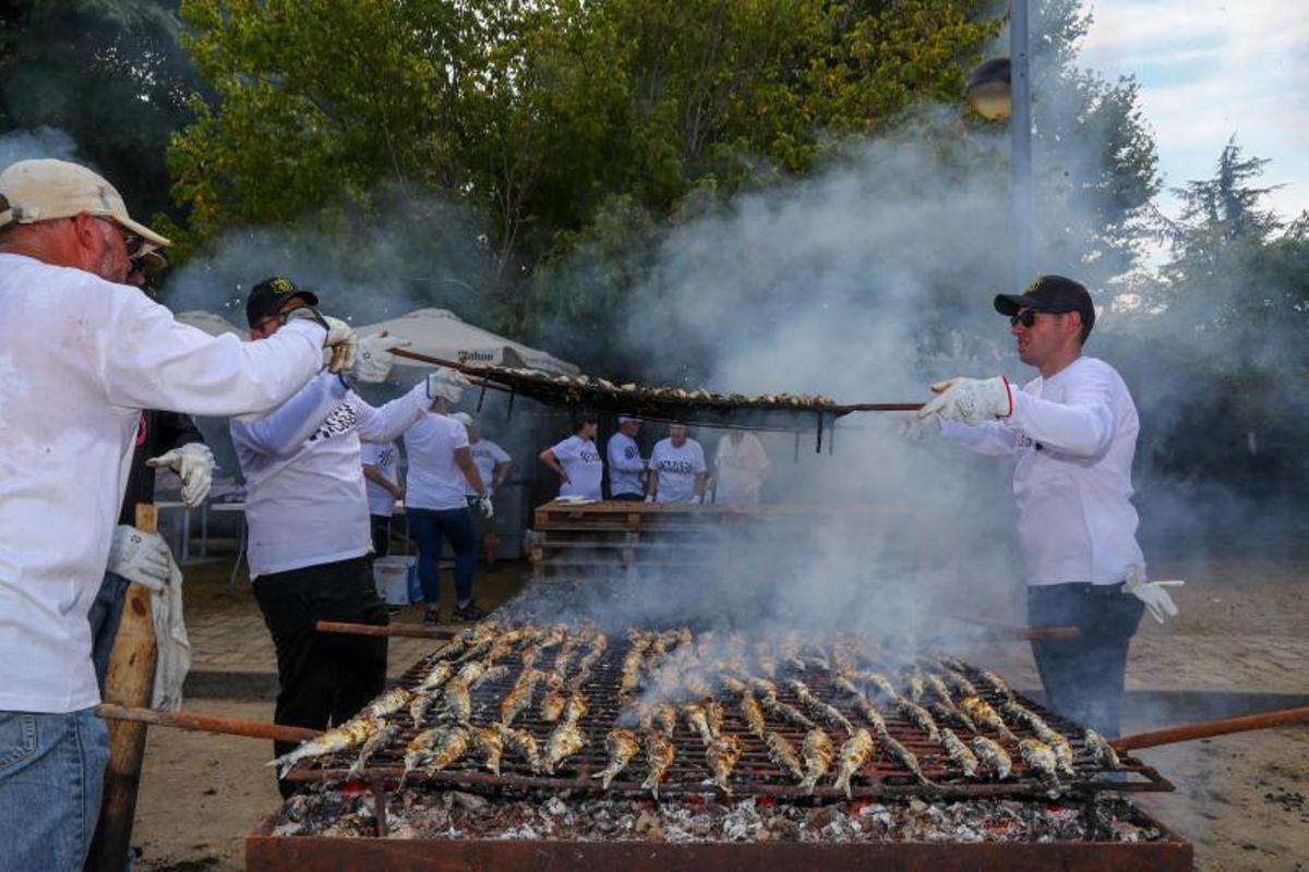 Los cocineros retiran una de las parrillas. |   // IÑAKI ABELLA