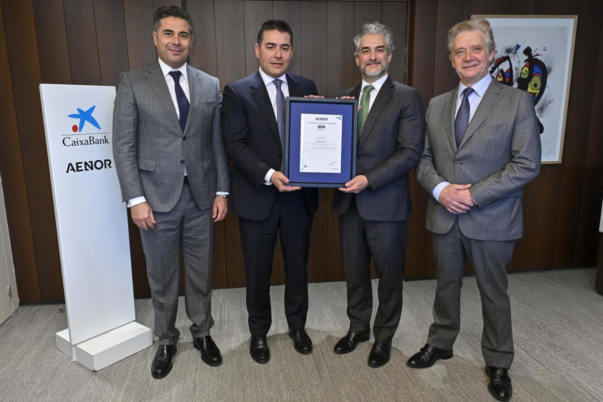 Fotografia oficial amb el certificat social CaixaBank-AENOR