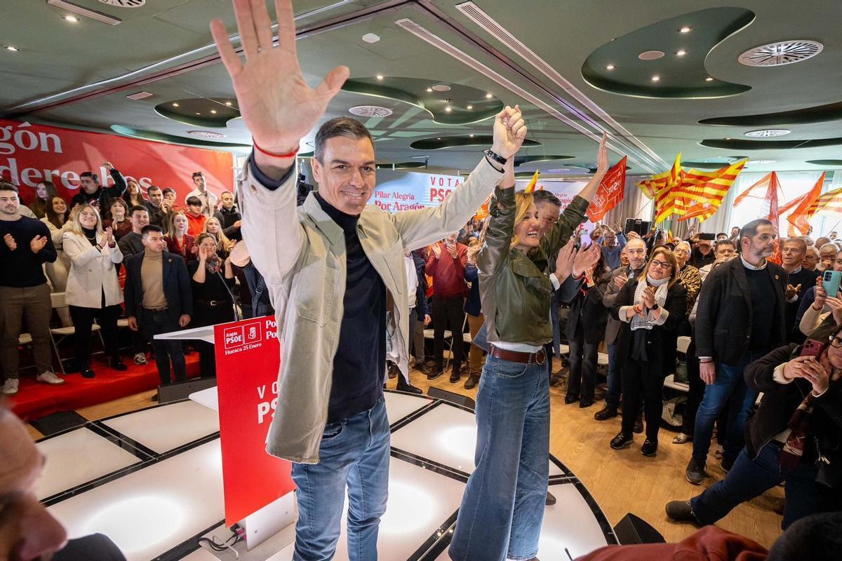 Sánchez arropa a Pilar Alegría en un mitin en Huesca.