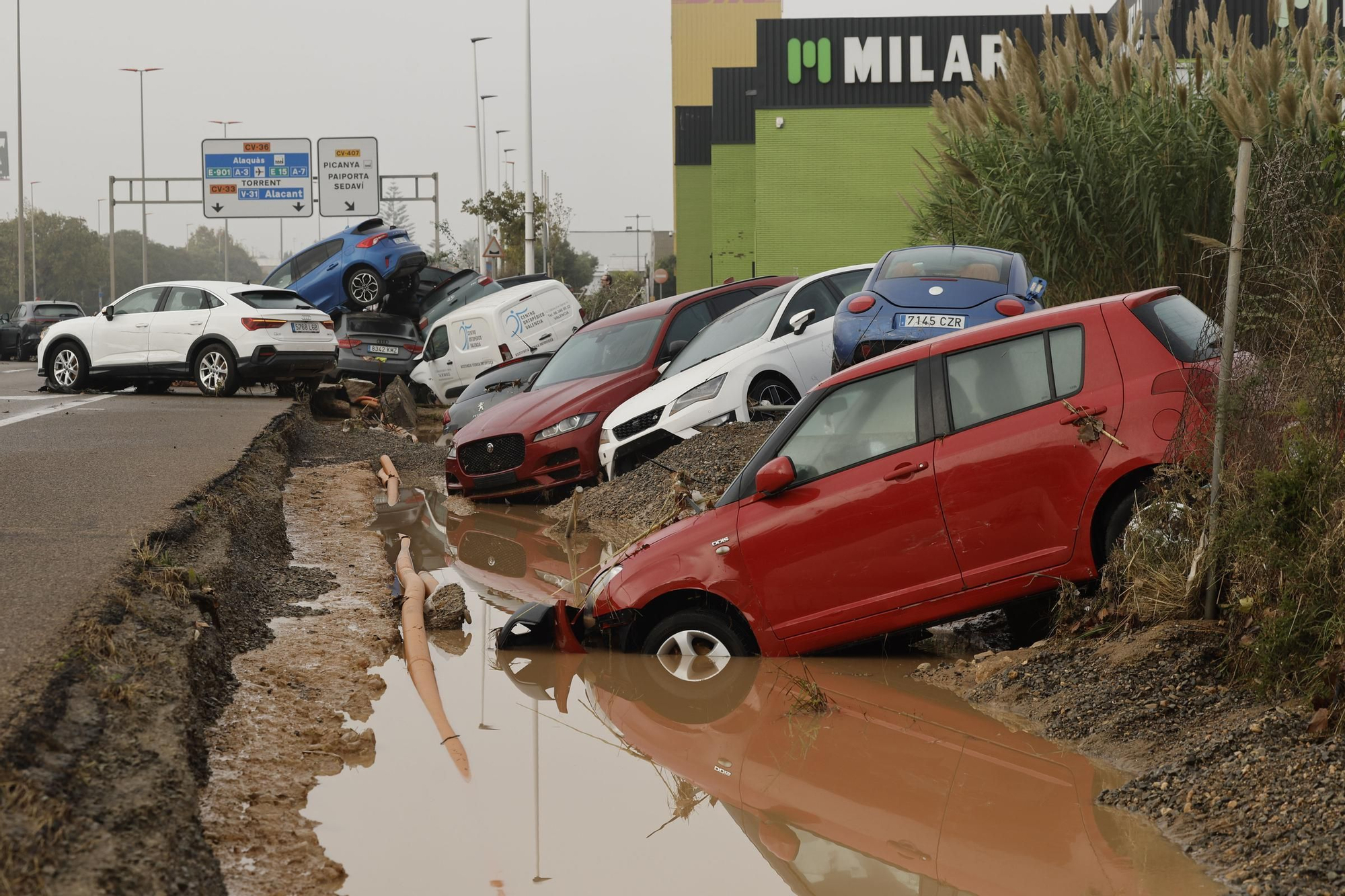 PICAÑA (VALENCIA), 30/10/2024.- Estado en el que se encuentran varios vehículos por las intensas lluvias de la fuerte dana que afecta especialmente el sur y el este de la península ibérica, este miércoles en Picaña (Valencia). EFE/Biel Aliño